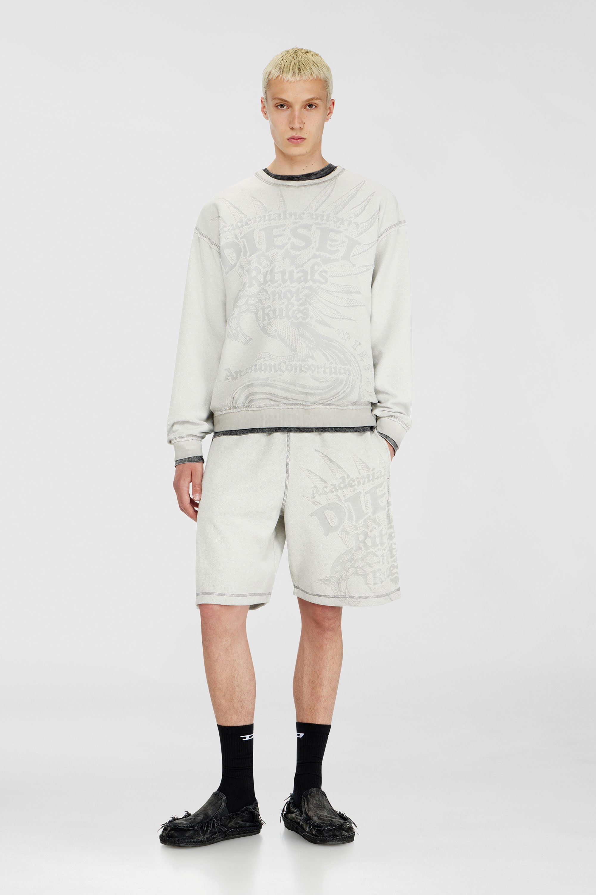 Sweatshorts with d&eacute;vor&eacute; motifs